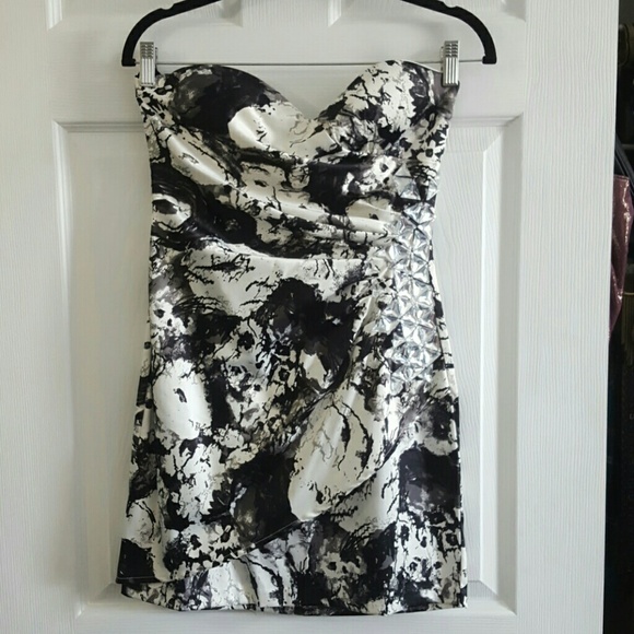 Dresses & Skirts - ⬇️Black and white dress